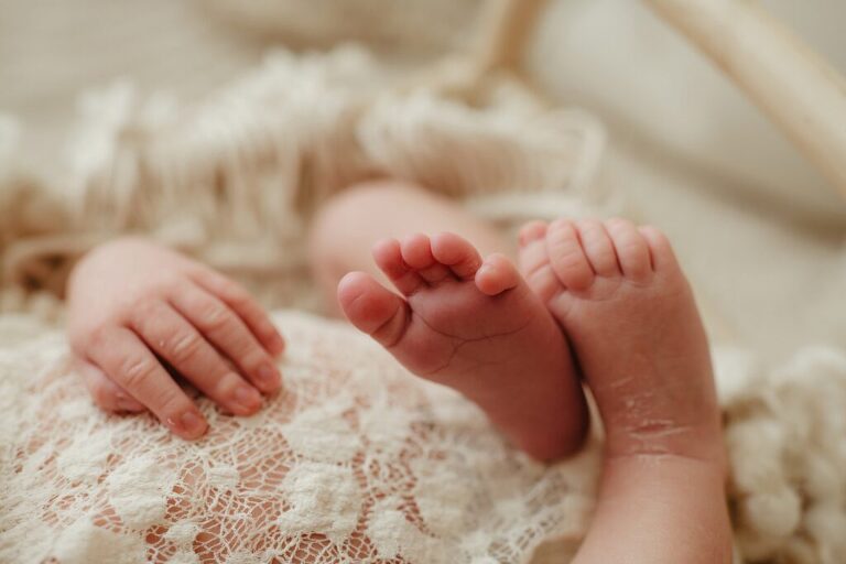 Tiny toes